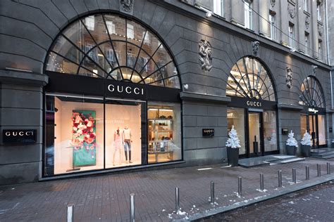 gucci window display glass art